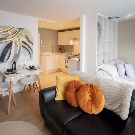 Alison Court - Urban Apartment *