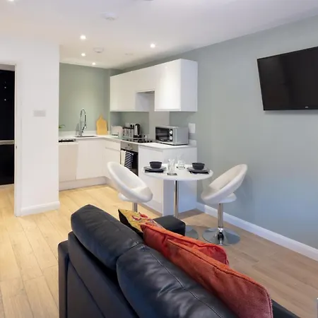 Alison Court - Urban Apartment *
