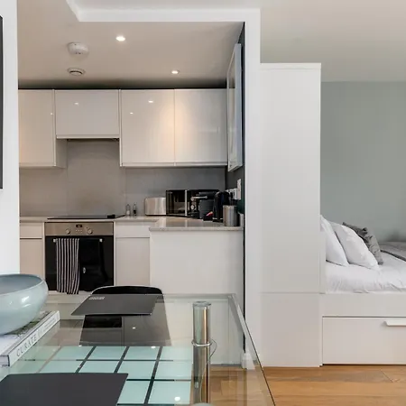Alison Court - Urban Apartment *