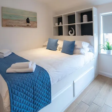 Alison Court - Urban Apartman *