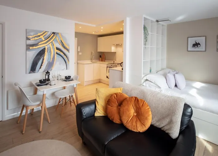 Alison Court - Urban Apartment *