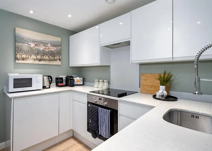 Alison Court - Urban Apartment *