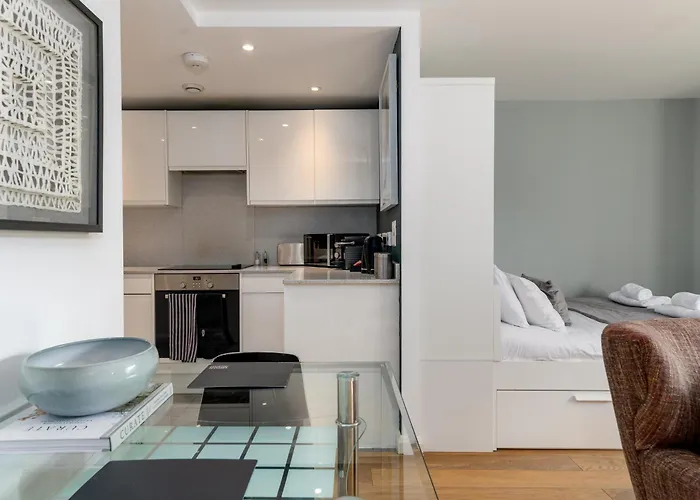 Alison Court - Urban Apartment *